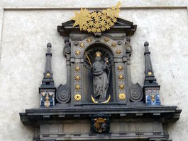 Statue of Mary with gold crown and sceptre