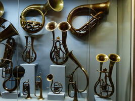 Wind instruments with double bells (sediphones)