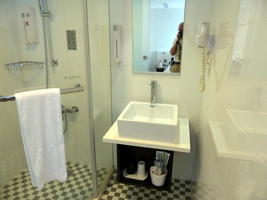 hotel bathroom2