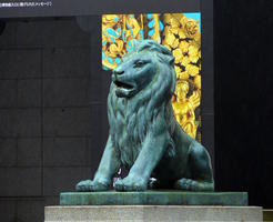 lion sculpture outside museum