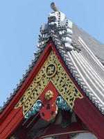 roof of sensoji temple; gold designn and tilework