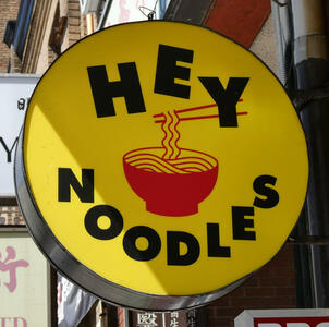 hey noodles logo