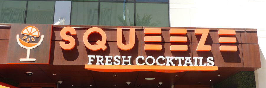 SIgn for Squeeze fresh cocktails. The “E”s are a set of three horizontal lines.