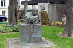 Sculpture of Erwin Ringl pointing with right hand