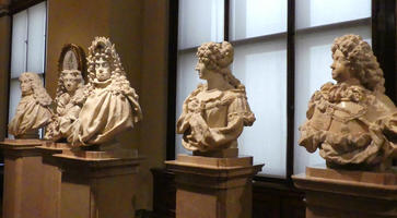 Busts of 18th century people with powdered wigs