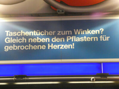 Taschentücher zum Winken? Glecih neben den Pflstern für gebrochene Herzen!