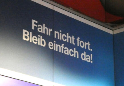 Fahr nicht fort. Bleib einfach da.