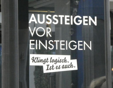 Aussteigen vor Einsteigen. Klingt logisch. Ist es auch.