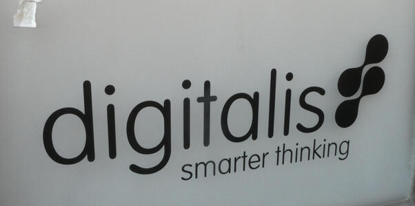 Sign for an electronics store: digitalis / smarter thinking