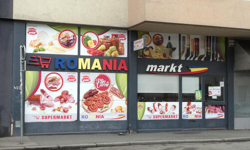 Name of store (Romania Markt) in colors of Romanian flag: blue, yellow, red