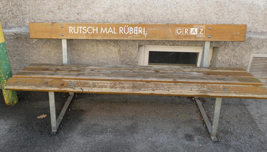 Bus bench with text „Rutsch mal rüber“