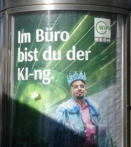 Bearded man with crown; text: Im Büro bist du der KI-ng