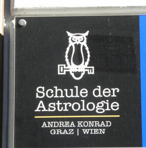 Picture of owl: Schule der Astrologie