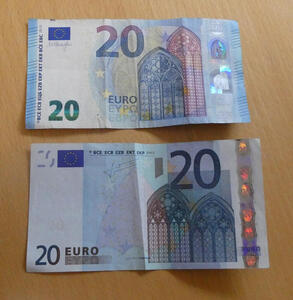 Newer 20 € note at top of picture, older 20 €  note at bottom.