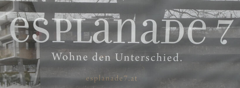 Word "esPLanaDe” with all letters the same height. Additional text: Wohen den Unterschied.