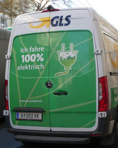 GLS company truck: Ich fahre 100% elektrisch, with a drawing of an electrical plug