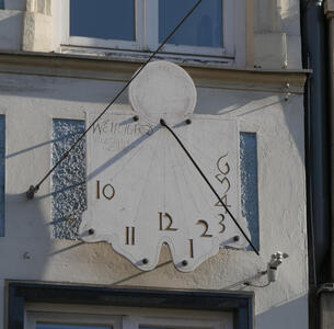 Sundial with shadow close to 10 am (the correct time)