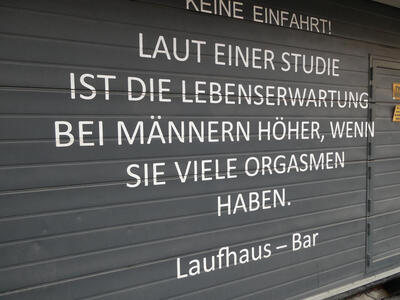 Laut einer studie ist die Lebenserwartung bei Männern höher, wenn sie viele Orgasmen haben. / Laufhaus-Bar