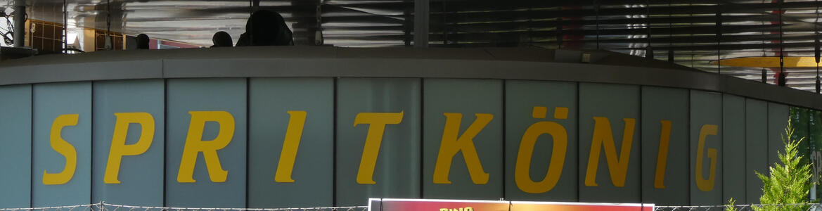 Sign SPRITKÖNIG, with the Ö vertically misaligned with the other letters.