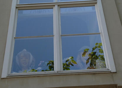 smiling mannekin heads of man and woman in a window.