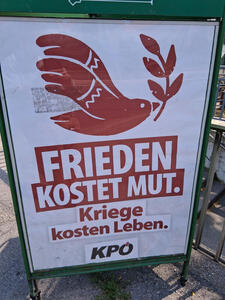 Red dove of peace holding olive branch. „Frieden kostet Mut. Kriege kosten Leben.“