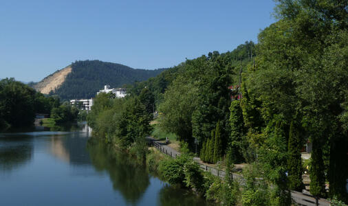 mur river with mountain in background