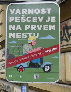 Varnost Pešcev je na prvem mestu /
Vožnja koles z motorjem je v območu za pešce prepovedana!