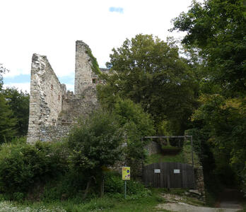 Long view of Gösting Ruins.