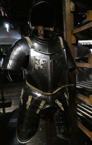 Suit of armor with a fleur de lis on the breastplate