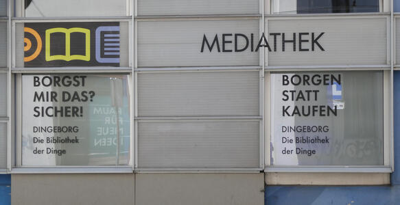 Windows in media library: Borgst mir das? Sicher! / Borgen statt Kaufen / DINGEBORG Die Bibliothek der Dinge