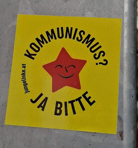 Smiling red star. Text: Kommunismus? Ja bitte