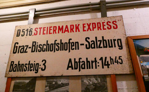 Old railway sign: D516 „Steiermark Express“ Graz-Bischofshofen-Salzburg / Bahnsteig: 3 Abfahrt: 14h45