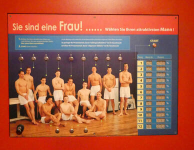 Photo with 12 men. Sie sind eine Frau! Wählen Sie Ihren attraktivsten Mann!