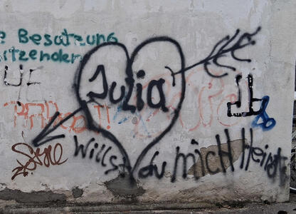 Heart with arrow through it. Name Julia is in heart. Underneath: Willst du mich Heirat