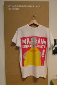 T-shirt with sheep: MÄÄÄÄÄHR KINDERRECHTE! Caption on display: Ein Sozialdemokrat mit Herz für Kinder