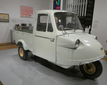 three wheeled mini pickup truck