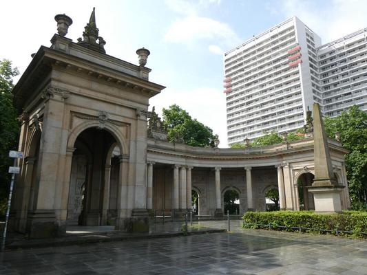 Semicircular monument. At right, an obelisk.
