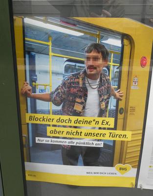 Man standing in subway car door; his face is pixellated out. Text: Blockier doch deinen Ex, aber nicht unsere Türen. Nur so kommen alle pünktlich an!