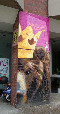 Head of bear wearing a gold crown. Text: New York is king / Berlin is King Kong