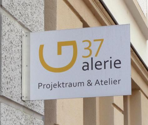 Sign for Galerie 37 Projektraum & Atelier.  The G is rotated 90 degrees counter-clockwise.