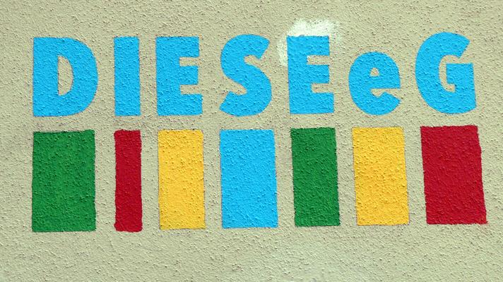Sign for DIESEeG. Beneath each letter, a colored vertical bar the width of the character above it.