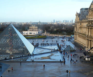 queue to enter louvre