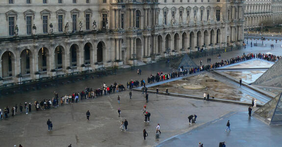 queue to enter louvre