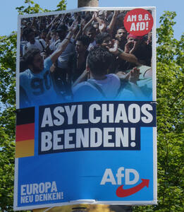 Refugees shouting; text: Asylchaos beenden!