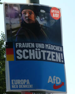 Photo of woman alone at night at train station. Text: “Frauen und Mädchen schützen!”