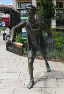 statue of newspaper boy