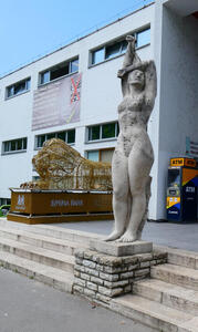 female nude sculpture