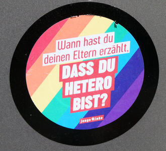 rainbow colors with text Wann hast du deinen Eltern erzählt, dass du hetero bist?