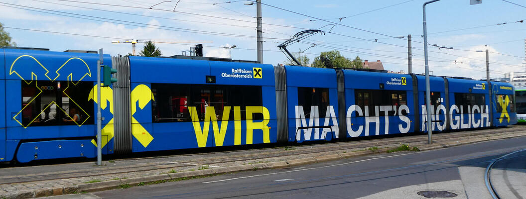 Train with advert for Raffeisen bank: Wir macht’s möglich