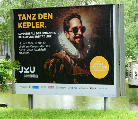 Poster: Tanz den Kepler. Pictured is Johannes Kepler wearing  round-lens sunglasses.